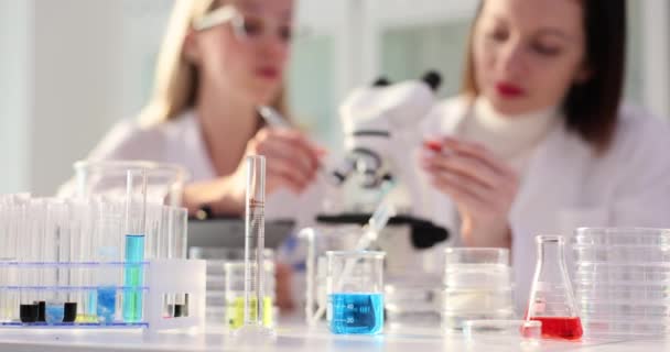Две Женщины Учёные Работают Лаборатории Учёный Смотрит Микроскоп Лаборант Капает — стоковое видео
