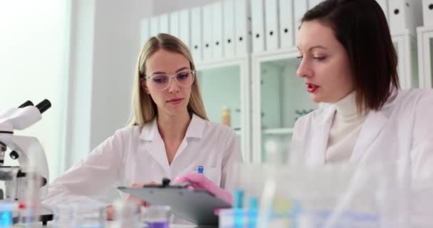 Kadın Bilim Adamı Bir Laboratuarda Araştırma Sonuçlarını Tartışıyor Tıbbi Araştırmalarda — Stok video