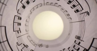 Üzerinde müzik notaları olan beyaz bir kağıt. Müzik eğitimi