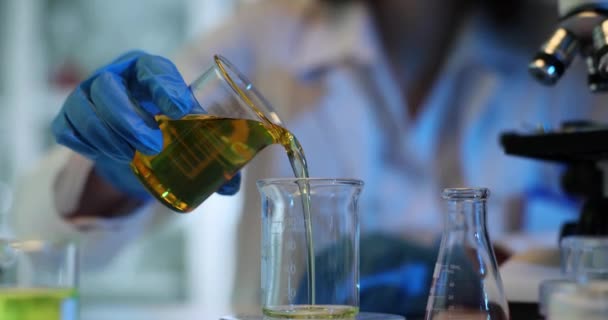 Primer Plano Científico Químico Vertiendo Aceite Amarillo Del Frasco Vidrio — Vídeos de Stock