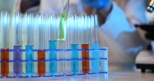 Scientifique Gants Bleus Prend Éprouvette Liquide Jaune Laboratoire Sur Fond — Video
