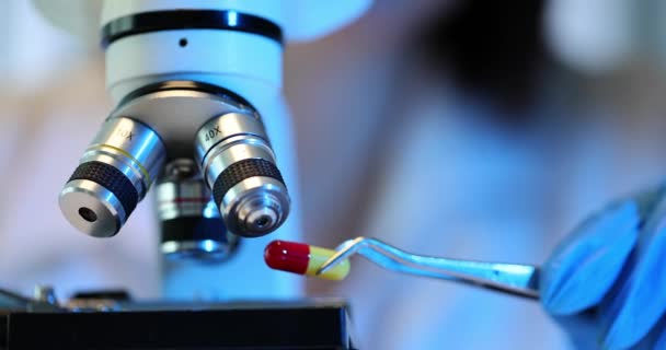 Analiza Mikroskopowa Czerwonych Zielonych Tabletek Mikroskopu Laboratoryjne Badania Farmaceutyczne — Wideo stockowe