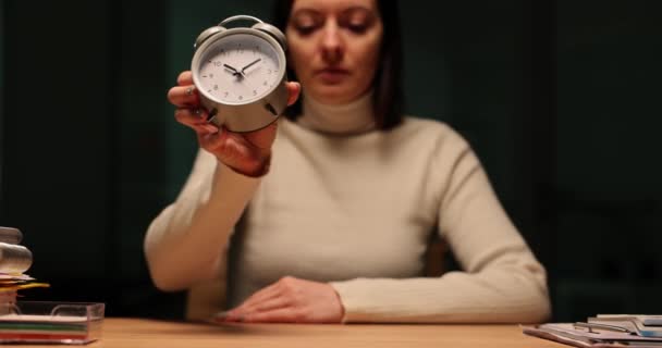 Penutup Manajer Wanita Memegang Jam Alarm Tangan Malam Hari Kantor — Stok Video