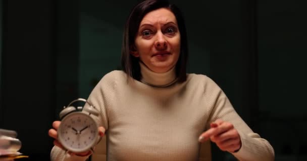 Una Mujer Frustrada Señala Despertador Por Noche Oficina Gerente Molesto — Vídeo de stock