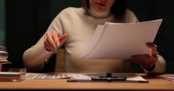 Сосредоточенная Женщина Прилежно Просматривает Документы Столом Офисе Вечером Менеджер Работает — стоковое видео
