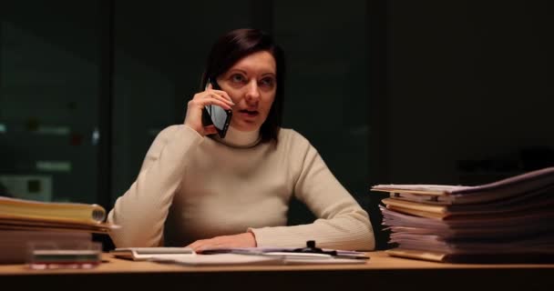 Hüsrana Uğramış Kadını Gece Ofiste Telefonla Konuşuyor Tatminsiz Kadını Gece — Stok video