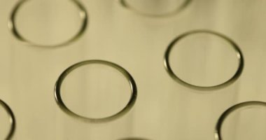 Laboratuvar kapanışında boş test tüpleri. Numuneler için cam tüpler. Laboratuvar kimyasal ekipman test tüpleri laboratuvar kapanışında. Örnekler için cam tüpler.