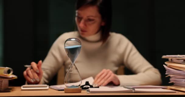Femme Assoit Table Travaille Jusqu Tard Dans Nuit Sur Horloge — Video