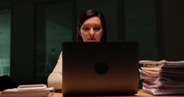 Enthousiaste Vrouwelijke Werknemer Viert Succes Het Werk Sluit Laptop Nachts — Stockvideo