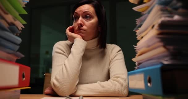 Yorgun Genç Bir Kadın Gece Ofiste Evrak Işleriyle Uğraşıyor Stajyer — Stok video