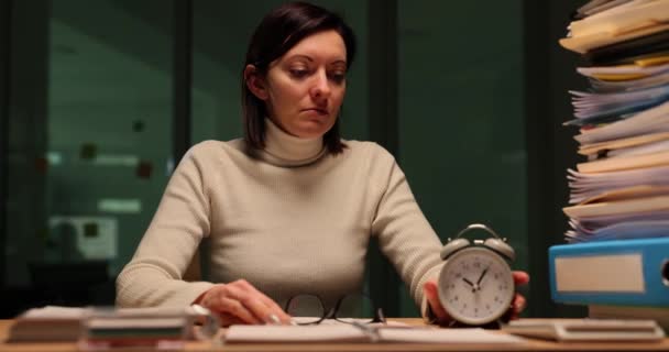 Κουρασμένη Επιχειρηματίας Ελέγχει Χρόνο Εργασίας Αργά Βράδυ Στο Γραφείο Υπερκόπωση — Αρχείο Βίντεο