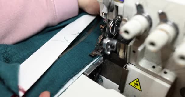 Primer Plano Costurera Pantalones Que Trabajan Máquina Coser Industrial Costurera — Vídeo de stock