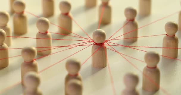 ソーシャルネットワークを象徴する赤い糸でつながっている男性の木の数字 クラウドは統一感と相互接続感を生み出します — ストック動画