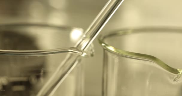 实验室玻璃清洗空试管 试管瓶和玻璃试验室试管 — 图库视频影像