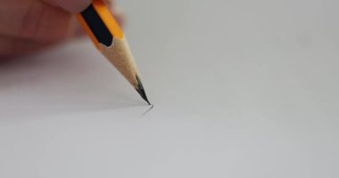 Ofiste kağıt üzerine çizerken kalem kırılır. Kırık kalem ve el baskısı.
