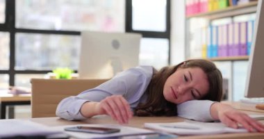 Genç bayan ofiste çalışmaktan usanmış ve hayal kırıklığına uğramış hissediyor. İş yerinde duyarsızlık, yorgunluk ve tükenmişlik.