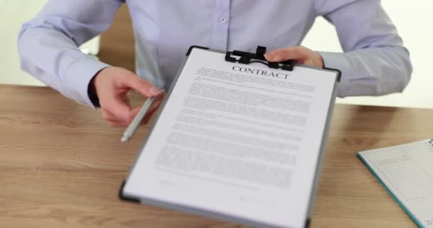 女性エージェントは職場で契約書にサインすることを申し出ます ビジネス契約と契約 — ストック動画