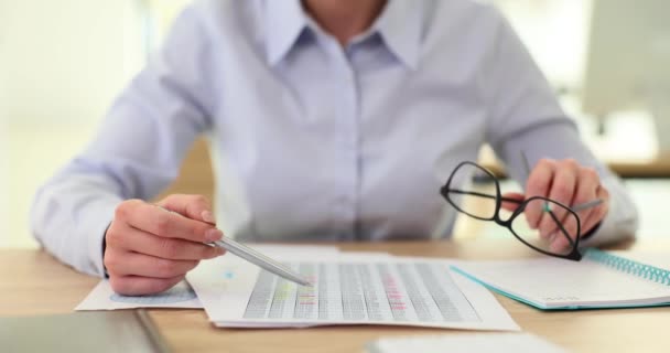 Žena Analyzuje Finanční Tabulky Dokumentech Kanceláři Business Analytics Accounting Report — Stock video