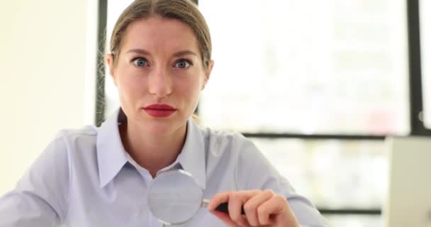 女性は職場でグラスを拡大して驚く ショックの感情とビジネスソリューションの検索 — ストック動画