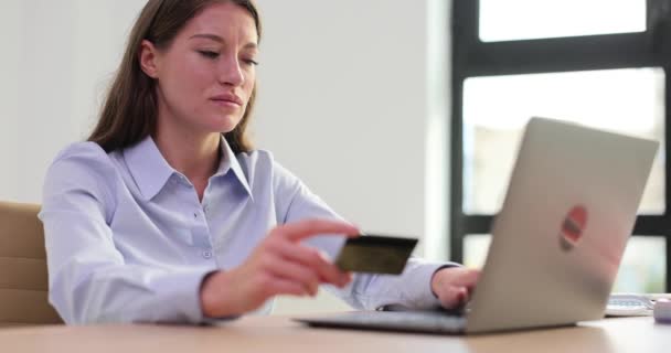 マネージャーはオンライン購入のためのラップトップのキーボードの銀行カードの詳細を入力します インターネットでのオンライン決済 — ストック動画