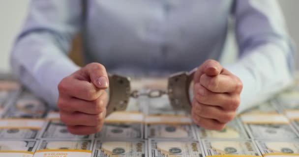 Χέρια Διεφθαρμένης Γυναίκας Πολιτικού Χειροπέδες Και Δολάρια Κλοπή Απάτης Και — Αρχείο Βίντεο