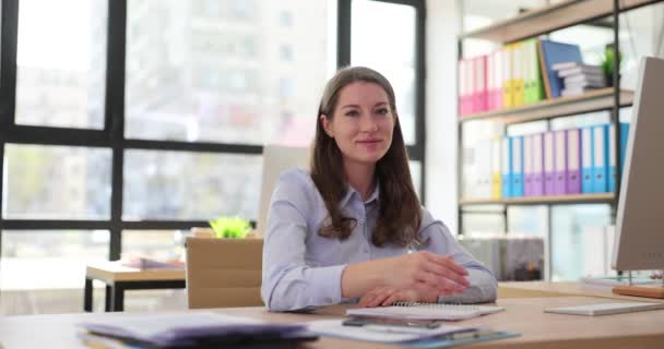 有魅力的年轻女人在办公室大显身手 成功的管理者和推荐核准的业务发展概念 — 图库视频影像
