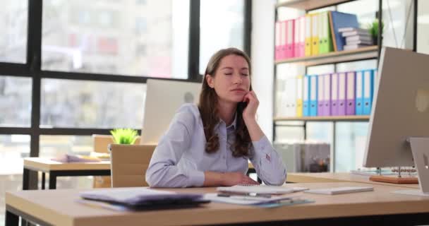 職場で疲れた若い女性 バーンアウト症候群と職場での無関心 — ストック動画