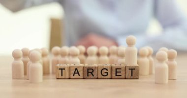 Dart ustalarının tahta figürleri ve hedefleri. İş için yetenekli yaratıcı eleman arayışı