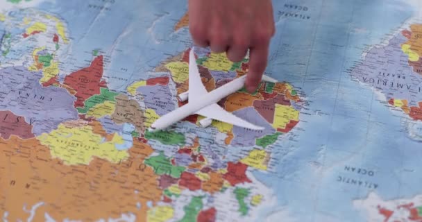 Γυναίκα Περιστρέφει Ένα Αεροπλάνο Στον Παγκόσμιο Χάρτη Τουριστικός Τουρισμός Και — Αρχείο Βίντεο