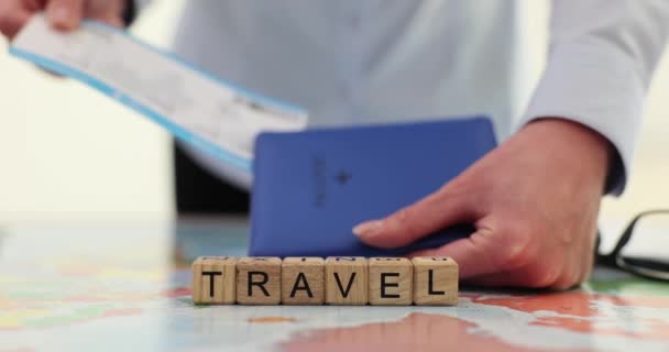 Turista Guarda Bilhete Passaporte Para Voo Uma Viagem Mulher Planeja — Vídeo de Stock