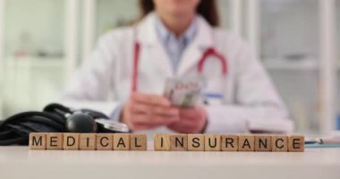 Kadın doktor para ve sağlık sigortası sayar. Sağlık harcamaları için bütçe ve sigorta