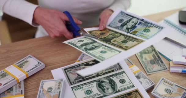 Mulher Corta Dólares Para Imprimir Impressora Inflação Processo Depreciação Dinheiro — Vídeo de Stock