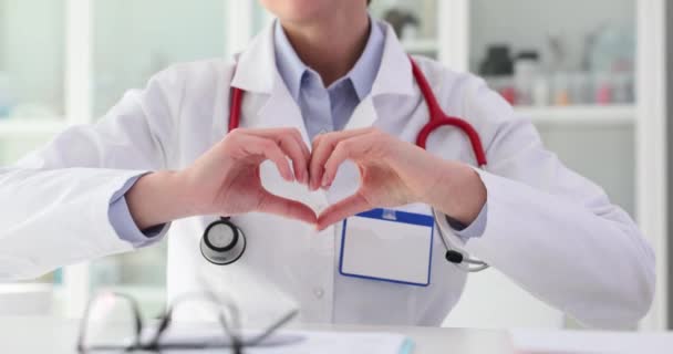 Läkare Gör Hjärtsymbol Med Händerna Kliniken Frivillig Medicinsk Hjälp — Stockvideo