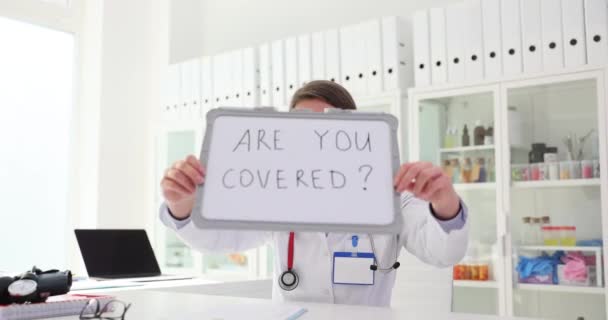 Загальний Лікар Запитує Застраховані Клініці Медсестра Паперовими Картами Покриває Добровільне — стокове відео