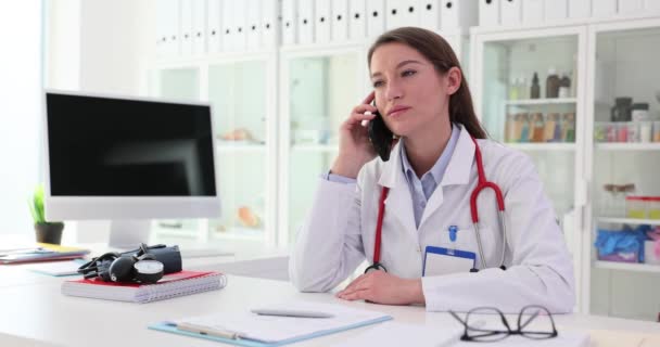 Dottore Discute Risultati Dei Test Telefono Con Pazienti Consulenza Medica — Video Stock