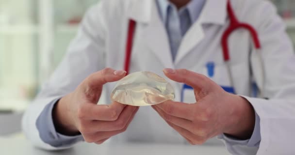 Silikon Jel Göğüs Implantı Bir Doktorun Ellerinde Göğüs Büyütme — Stok video