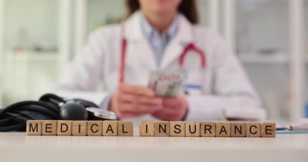 Medico Donna Conta Soldi Assicurazione Sanitaria Parola Bilancio Assicurazione Spese — Video Stock