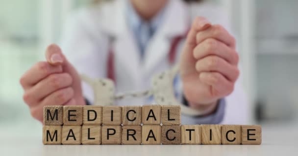 Ιατρική Αμέλεια Και Γιατρός Χειροπέδες Στην Κλινική Γιατρός Χειροπέδες Ιατρική — Αρχείο Βίντεο