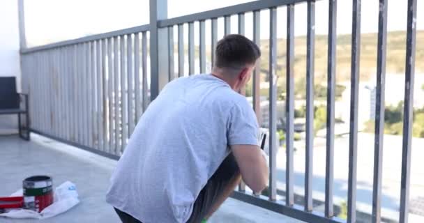 Muž Pokrývá Kovový Povrch Balkónových Rámů Šedou Barvou Opravář Barvy — Stock video