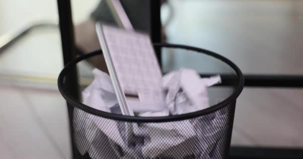 Muhasebeci Ofisteki Çöp Kutusuna Hesap Makinesi Attı Kötü Mali Durum — Stok video