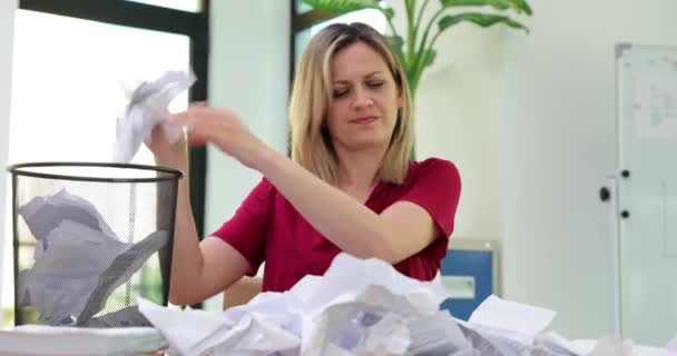 Frustrée Travail Une Femme Bat Avec Des Documents Trouve Document — Video
