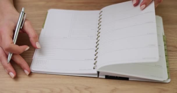女人打开并翻阅日记 规划业务会议和编制待办事项清单 — 图库视频影像