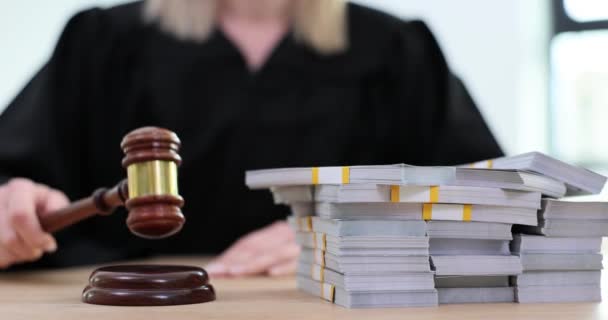 Γκαβέλ Και Δικαστής Παίρνουν Ένα Σωρό Λεφτά Στο Δικαστήριο Οικονομικά — Αρχείο Βίντεο