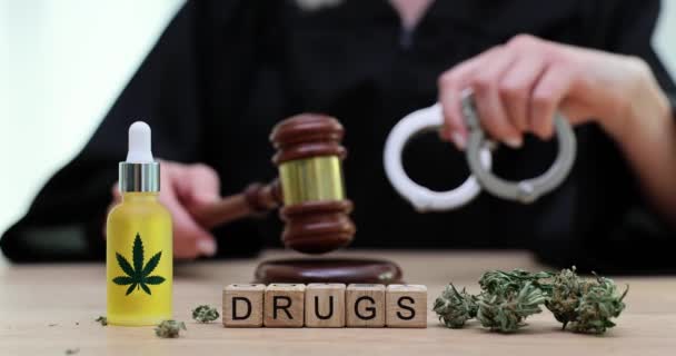 Óleo Maconha Cannabis Mesa Tribunal Com Martelo Juiz Algemas Com — Vídeo de Stock