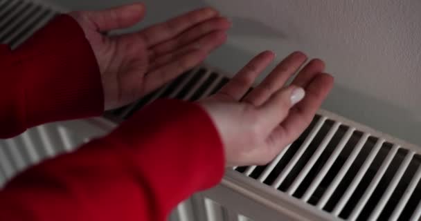 Mujer Calienta Radiador Sus Manos Casa Oficina Problema Calefacción — Vídeos de Stock