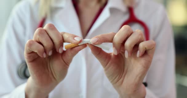 Terapeuta Cardiólogo Rompe Cigarrillo Primer Plano Clínica Cese Del Tabaquismo — Vídeos de Stock