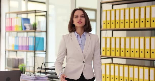 Zelfverzekerd Succesvolle Jonge Vrouw Steekt Haar Hand Uit Het Kantoor — Stockvideo