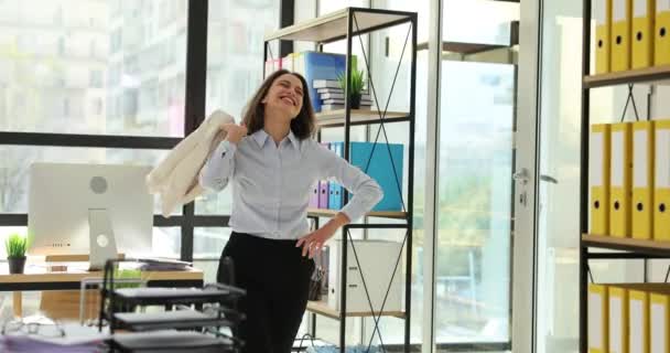 Mulher Negócios Bem Sucedida Comemorando Sucesso Enquanto Caminha Escritório Feliz — Vídeo de Stock