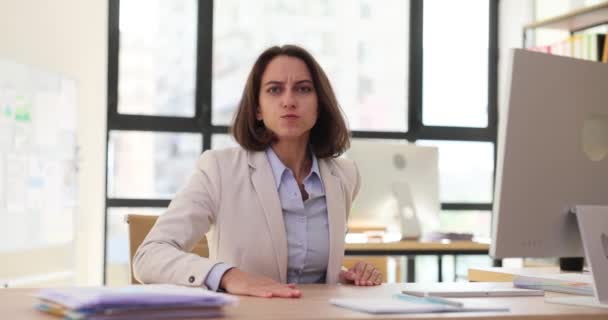 怒っている女性ボスがオフィスで叫び 従業員を解雇する 職場のマネージャーの怒りと攻撃の感情 — ストック動画