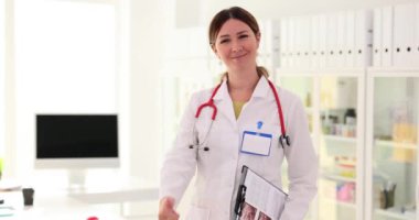 Doktor klinikte baş parmağını gösteriyor. Kaliteli profesyonel tıbbi bakım konsepti